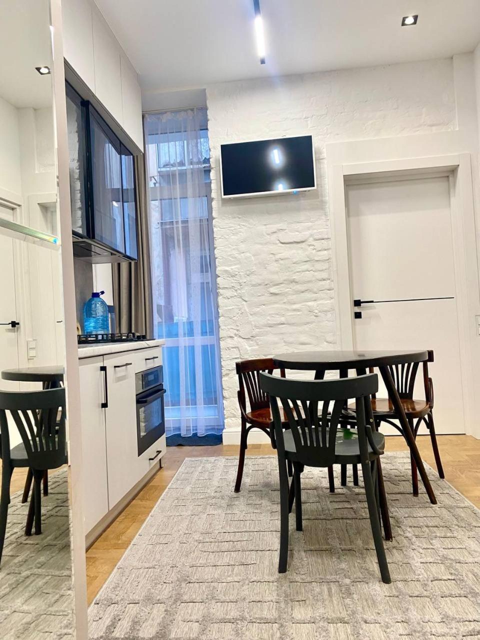 Favorit Apartments 2 Кім Безкоштовна Парковка Центр З Балконом Не Далеко Від Ж Д Вокзалу Звітні Документи Λβιβ Εξωτερικό φωτογραφία