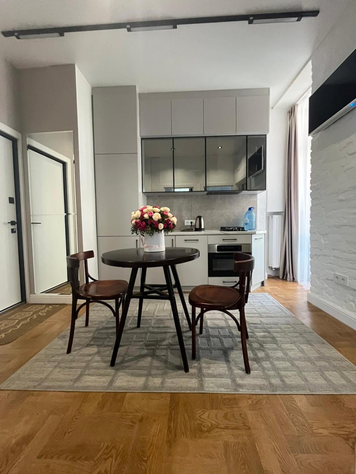 Favorit Apartments 2 Кім Безкоштовна Парковка Центр З Балконом Не Далеко Від Ж Д Вокзалу Звітні Документи Λβιβ Εξωτερικό φωτογραφία